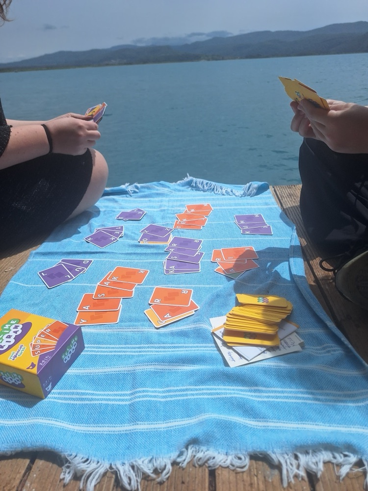 A game of Kelime Kıran laid out on a towel by the sea