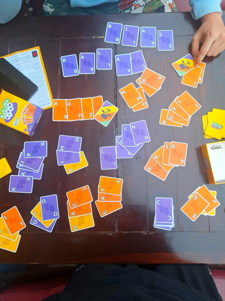 A table covered in Kelime Kıran words, seen from above